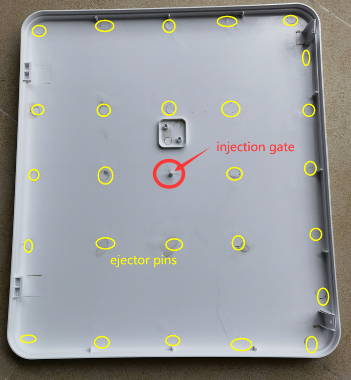 ejector pins & injection gate in the same side.png